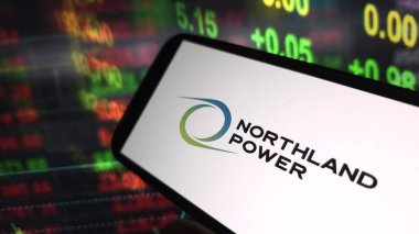 Konskie, Polonya - 20 Haziran 2025: Northland Elektrik şirketi logosu cep telefonunda sergilendi