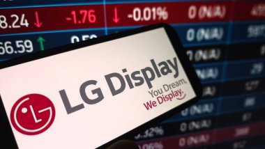 Konskie, Polonya - 29 Haziran 2025: LG Ekran Şirketi logosu cep telefonunda sergilendi