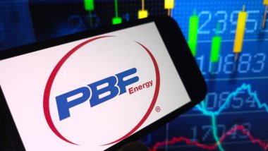 Konskie, Polonya - 29 Haziran 2025: PBF Enerji şirketi logosu cep telefonunda sergilendi