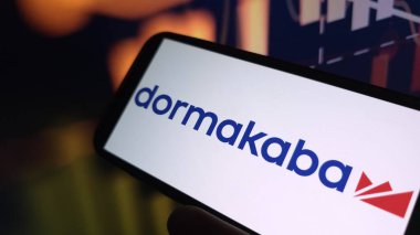 Konskie, Polonya - 31 Temmuz 2025: Dormakaba şirket logosu cep telefonunda sergilendi