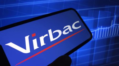 Konskie, Polonya - 03 Ağustos 2025: Virbac SA şirket logosu cep telefonunda sergilendi