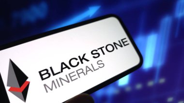 Konskie, Polonya - 03 Ağustos 2025: Black Stone Minerals şirketinin logosu cep telefonunda sergilendi