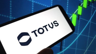 Konskie, Polonya - 03 Ağustos 2025: Toplam şirket logosu cep telefonunda sergilendi