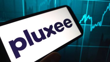 Konskie, Polonya - 03 Ağustos 2025: Lüks şirket logosu cep telefonunda sergilendi