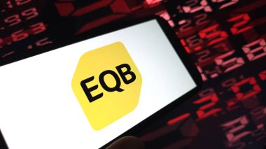 Konskie, Polonya - 03 Ağustos 2025: EQB (Equitable Bank) şirket logosu cep telefonunda sergilendi
