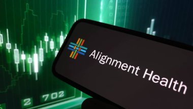 Konskie, Polonya - 24 Ağustos 2025: Hizalama Sağlık Şirketi logosu cep telefonunda sergilendi