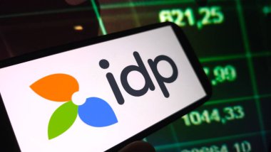 Konskie, Polonya - 24 Ağustos 2025: Idp Eğitim şirketi logosu cep telefonunda sergilendi