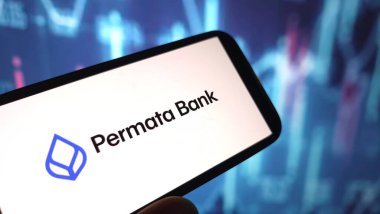 Konskie, Polonya - 24 Ağustos 2025: Permata Bank şirket logosu cep telefonunda sergilendi