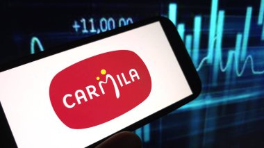 Konskie, Polonya - 24 Ağustos 2025: Carmila şirket logosu cep telefonunda sergilendi
