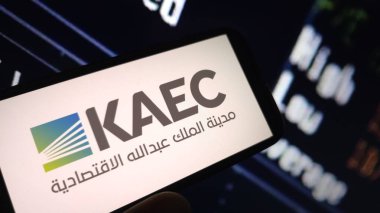 Konskie, Polonya - 24 Ağustos 2025: King Abdullah Economic City (KAEC) logosu cep telefonunda sergilendi