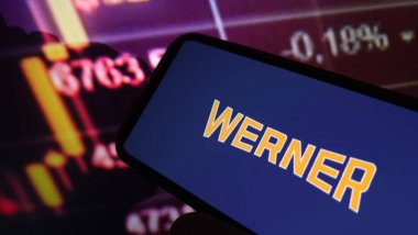 Konskie, Polonya - 24 Ağustos 2025: Werner Enterprises şirket logosu cep telefonunda sergilendi
