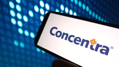Konskie, Polonya - 24 Ağustos 2025: Concentra Group şirket logosu cep telefonunda sergilendi
