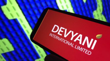 Konskie, Polonya - 24 Ağustos 2025: Devyani International şirket logosu cep telefonunda sergilendi