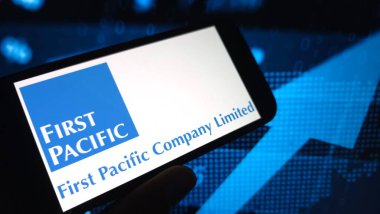 Konskie, Polonya - 24 Ağustos 2025: İlk Pasifik Şirketi logosu cep telefonunda sergilendi