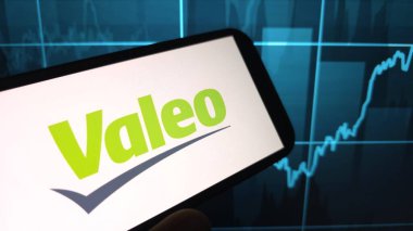 Konskie, Polonya - 24 Ağustos 2025: Valeo şirket logosu cep telefonunda sergilendi