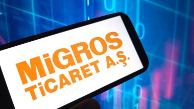 Konskie, Polonya - 24 Ağustos 2025: Migros Ticaret A.S. şirket logosu cep telefonunda sergilendi