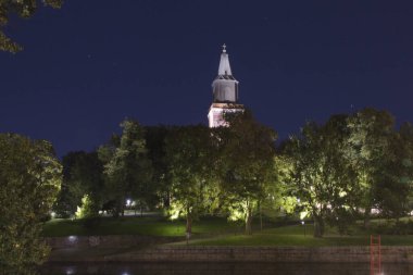 Finlandiya 'daki Turku Katedrali' nin havadan görünüşü ve her yıl avlusunu süsleyen uzun Noel ağacı. Turku Katedrali ortaçağ bazilikasıdır ve ilk olarak 13. yüzyılın sonlarında inşa edilmiştir..