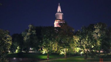 Turku Katedrali ve Aurajoki nehri ile İlkbaharda Finlandiya 'nın havadan görünüşü
