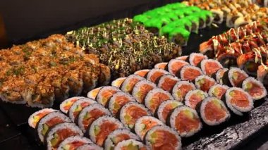 Yerel bir Asya restoranında baharatlı soslu lezzetli suşi ruloları ve taze malzemeler..