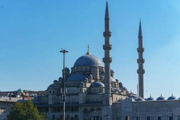 Eminonu 'da Valide Sultan Safiye tarafından yaptırılan 1597-1665 yılları arasında inşa edilen ve piramit şeklinde düzenlenmiş 66 kubbeli klasik Osmanlı mimarisi, dört yarı kubbe, ikiz minareler tarafından desteklenen merkez kubbe 36 metre yüksekliğindeki Yeni Cami.