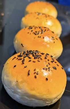Susamlı taze ev yapımı hamburger çörekleri..