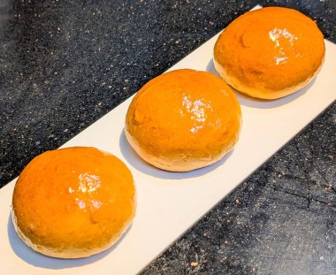 Susamlı taze ev yapımı hamburger çörekleri..