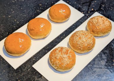 Susamlı taze ev yapımı hamburger çörekleri..