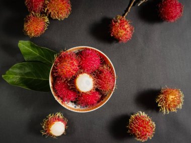 tatlı ve taze tropikal meyveli rambutan siyah bir zemin üzerinde otururken fotokopi alanı ile