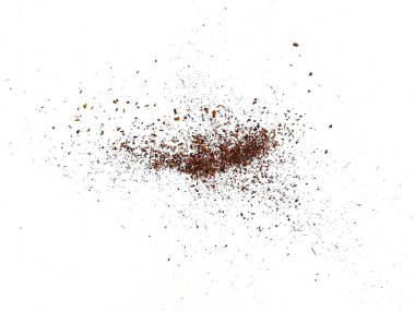 Siyah çay tozu ya da kuru toz çay tozu karıştırılıp kurutulduktan sonra çay yaprağı. Beyaz arka planda Seylan çayı örneği, beyaz arka plan izole yüksek hız kepenk, dondurucu hareket.