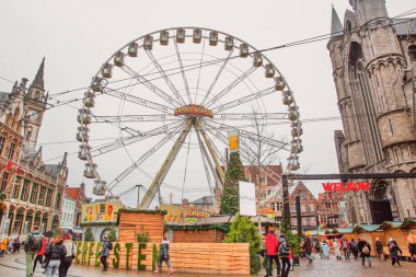 16 Aralık 2019, Gent, Belçika. Şehir merkezindeki Noel pazarında panoramik tekerlek. 