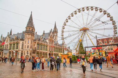 16 Aralık 2019, Gent, Belçika. Şehir merkezindeki Noel pazarında panoramik tekerlek. 