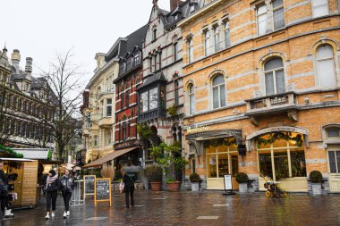 16 Aralık 2019, Gent, Belçika. 16 Aralık 2019, Gent, Belçika. Eski kasabadaki Noel fuarı. Aydınlanmış köşkler ve insanlar. 