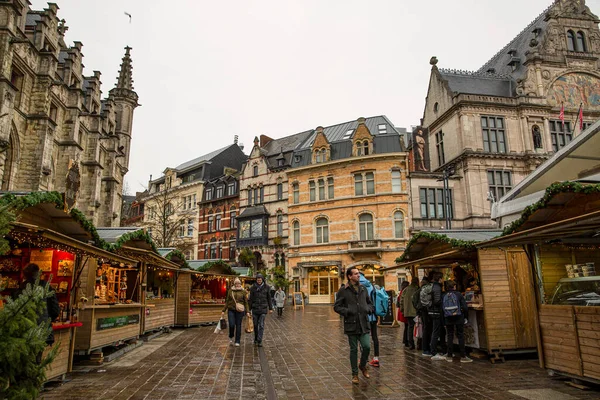 December 2019 Gent België Kerstmarkt Oude Stad Verlichte Paviljoenen Mensen — Stockfoto