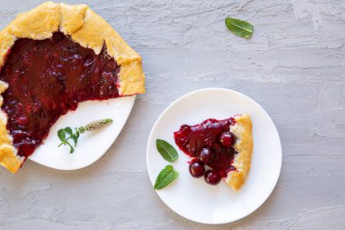 Gri arka planda bir parça kiraz galeti, üst manzara.. 