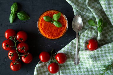 Siyah mermer zemin üzerinde domates çorbası, üst manzara.. 