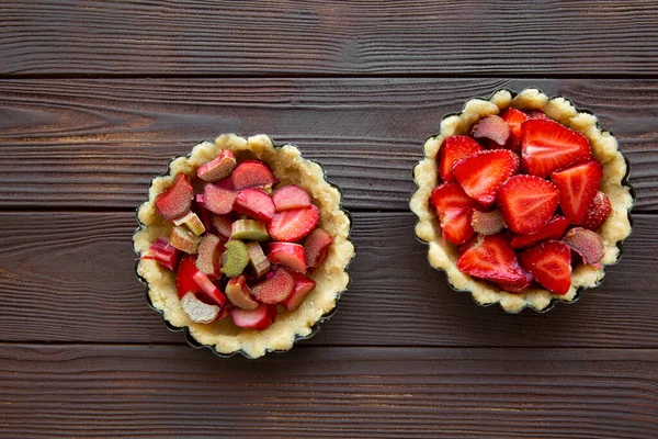 Delicious Strawberry Rhubarb Tarts Brown Wooden Background Top View Zdjęcie Stockowe