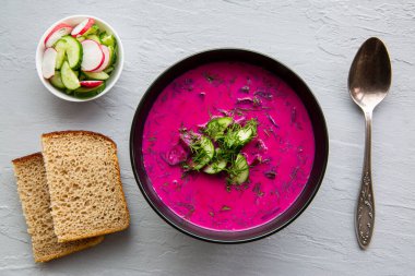 Yaz çorbası chlodnik, salatalık ve turplu gri mermer arka plan, üst manzara. Servis tablosu. 
