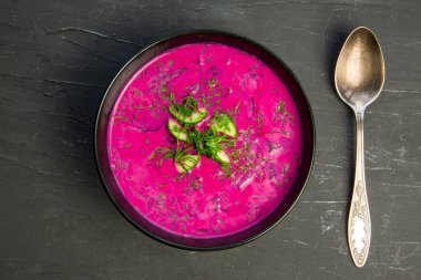 Lezzetli yaz çorbası chlodnik ya da holodnik siyah arka plan, üst manzara. Servis tablosu. 