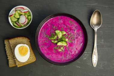 Sağlıklı yaz soğuk çorbası, pancar kökü ve krema ile siyah masa, üst görünüm. 