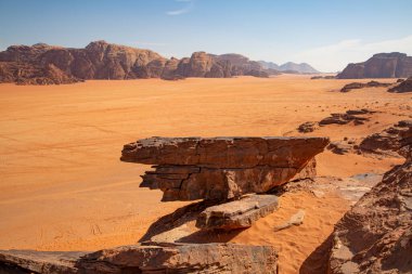 Ürdün 'deki Wadi Rum Çölü. Kızıl Mars manzarası, kırmızı kum ve kayalık dağlar. Vahşi doğa.. 