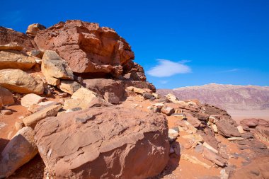 Ürdün 'deki Wadi Rum Çölü. Güzel kayalık dağlar manzara ve mavi gökyüzü. 