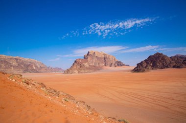 Ürdün 'deki Wadi Rum Çölü. Güzel pembe kum tepeleri ve kayalık dağlar, güzel mavi yaz gökyüzü.. 