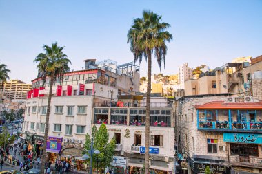 Amman, Jordan, 26 Ocak 2023. Amman Tarih Merkezi. Eski binalar ön cepheler ve palmiyeler. 