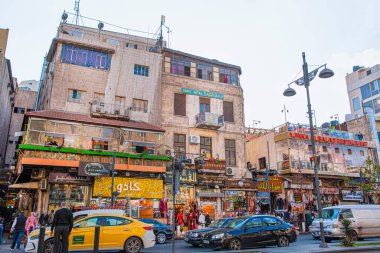 Amman, Jordan, 26 Ocak 2023. Amman 'ın yoğun tarihi merkezi. İnsanlar, sarı taksiler ve yerel pazarda bir sürü dükkan.. 