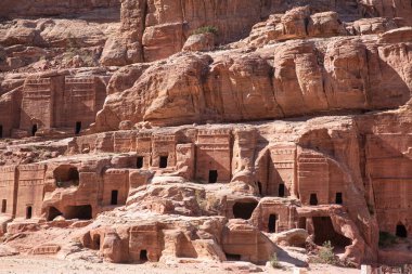 Antik Petra 'daki cepheler sokağı, Ürdün' deki arkeoloji parkı, Wadi Musa. Dağlarda bulut oyma. 