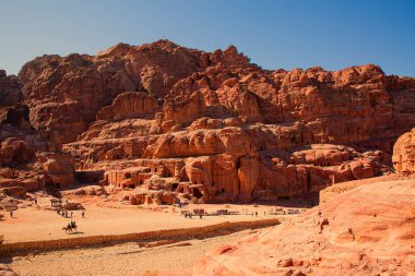 Petra, antik arkeoloji parkı, oyma bina ve kızıl dağlar.. 