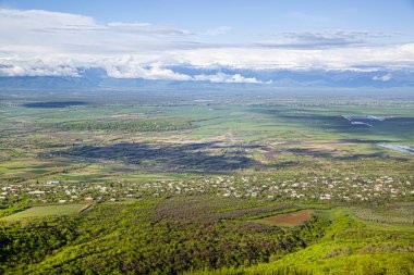 Gürcistan 'ın Kakheti bölgesinde güzel bir vadi. İlkbaharda Alazani vadisi, inanılmaz manzara. 