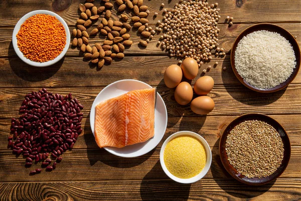 Ahşap Arka Planda Protein Yiyeceği Üst Manzara Somon Fasulye Tahıl — Stok fotoğraf