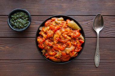 Kahverengi ahşap masada nefis sebze güveci.. 