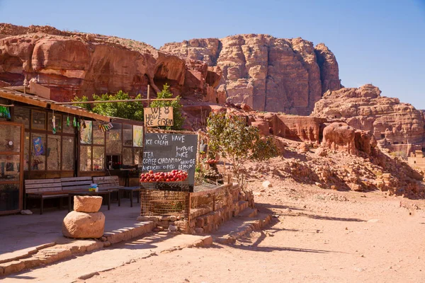 Januari 2023 Petra Jordanië Lokaal Restaurant Met Ijs Granaatappelsap Rotsachtige — Stockfoto